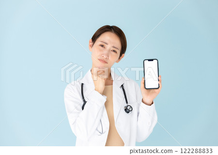 穿白大褂、聽診器、智慧型手機、擔心的女人 穿白大褂、聽診器、智慧型手機、擔心的女人 122288833
