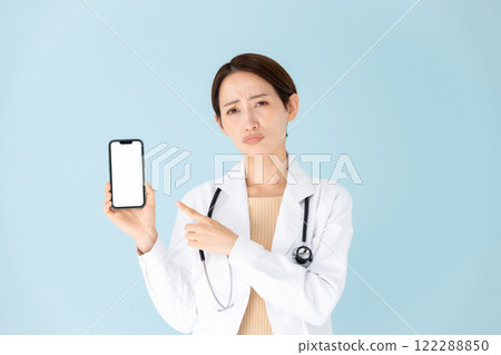 穿白大褂、聽診器、智慧型手機、擔心的女人 穿白大褂、聽診器、智慧型手機、擔心的女人 122288850