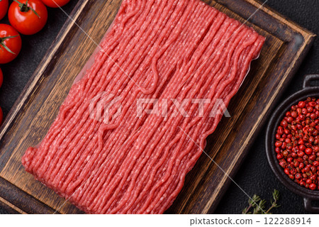 Raw ground beef or pork with salt, spices, herbs and tomatoes 122288914