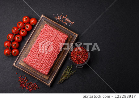 Raw ground beef or pork with salt, spices, herbs and tomatoes 122288917