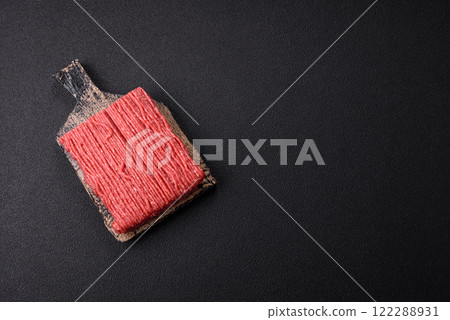 Raw ground beef or pork with salt, spices, herbs and tomatoes 122288931