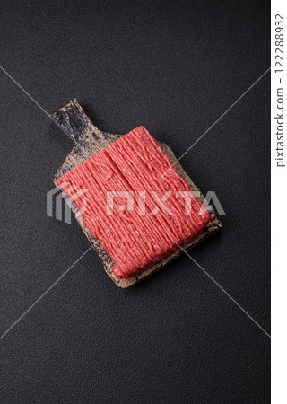 Raw ground beef or pork with salt, spices, herbs and tomatoes 122288932