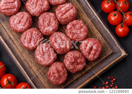 Raw meatballs of minced meat beef, pork or chicken with salt, spices 122289093