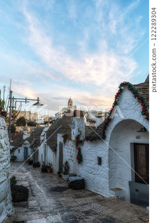 Streets of Alberobello 122289304