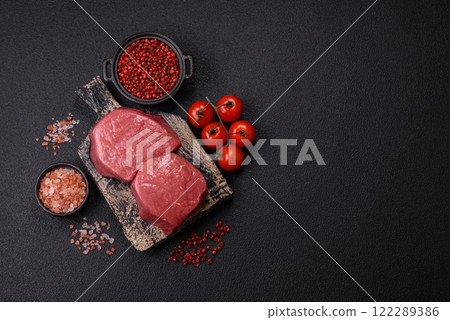 Raw beef eye steak round with salt, spices and herbs 122289386