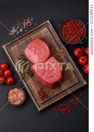 Raw beef eye steak round with salt, spices and herbs 122289411
