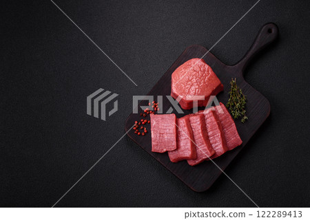Juicy raw beef cut into slices with salt and spices 122289413