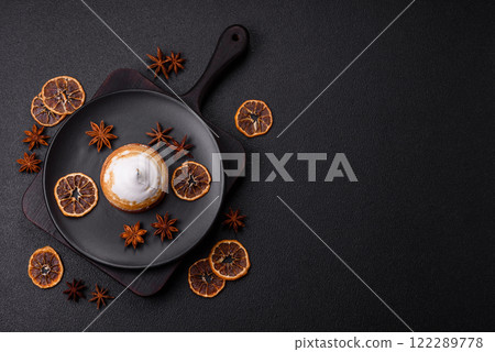 Sweet lemon tart with cream filling and zest 122289778