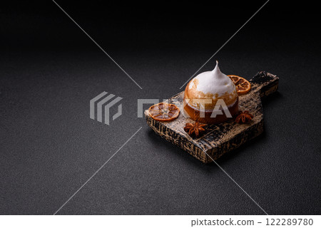 Sweet lemon tart with cream filling and zest 122289780