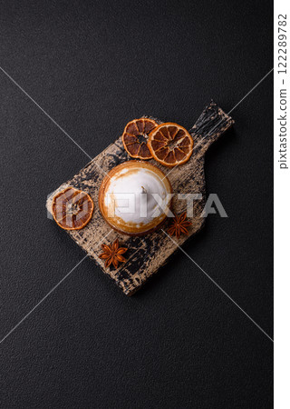 Sweet lemon tart with cream filling and zest 122289782