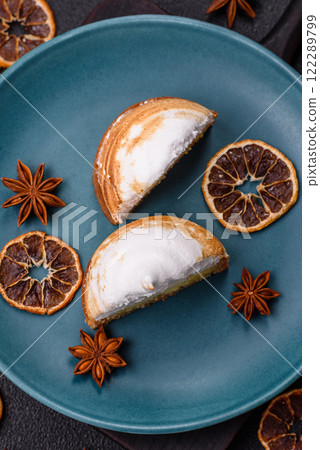 Sweet lemon tart with cream filling and zest 122289799