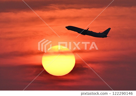 The sun and plane 122290146
