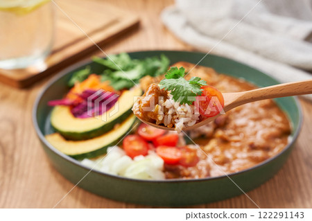 健康又時尚的蔬菜咖哩盤,配料豐富 健康又時尚的蔬菜咖哩盤,配料豐富 122291143