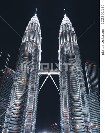 Night view of Petronas Twin Towers, Kuala Lumpur, Malaysia 122291152