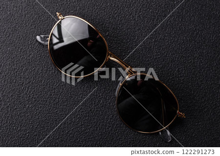 Fashionable sunglasses with round lenses 122291273