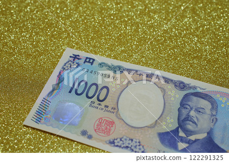 1000 yen bill on a gold background 122291325