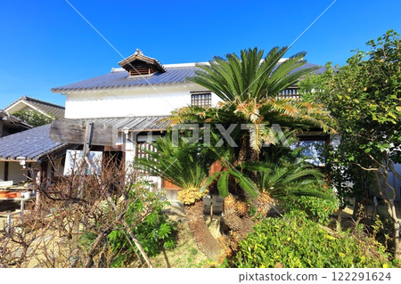 [Kagawa Prefecture] The main house of the former Hiraga family residence (herb garden) on a clear day 122291624