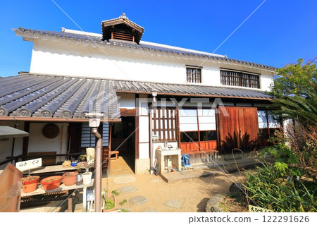 [Kagawa Prefecture] The main house of the former Hiraga family residence (herb garden) on a clear day 122291626