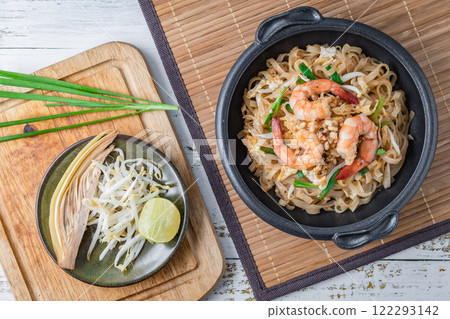 noodles with meat in soup 122293142