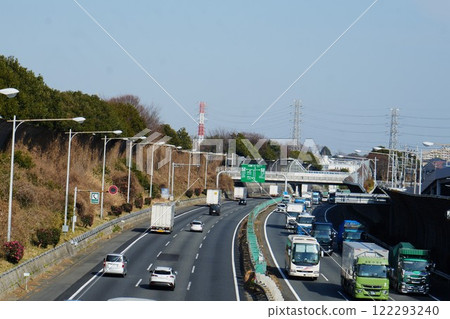 行駛在東名高速公路上的汽車 122293240