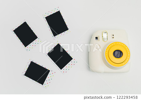 polaroid camera 122293458