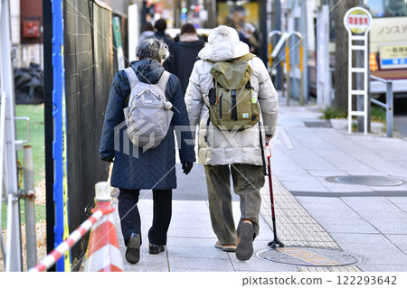 日本橫濱市容老化社會...旅遊景點的場景。手杖上有一個紅色的名牌。聯絡方式已列出=橫濱市 122293642
