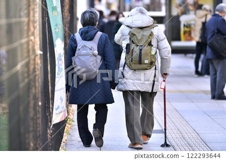 日本橫濱市容老化社會...旅遊景點的場景。手杖上有一個紅色的名牌。聯絡方式已列出=橫濱市 122293644