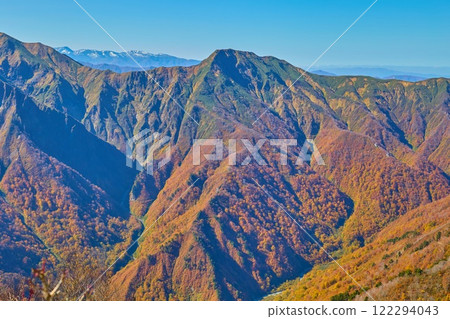 Autumn view of Mount Takeno, Shirakabasawa, and Takenosawa to the west from Shirakemon in Minakami Town, Tone District, Gunma Prefecture Autumn view of Mount Takeno, Shirakabasawa, and Takenosawa to the west from Shirakemon in Minakami Town, Tone District, Gunma Prefecture 122294043