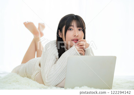 日本女人趴睡操作電腦 日本女人趴睡操作電腦 122294142