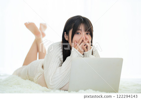 日本女人趴睡操作電腦 日本女人趴睡操作電腦 122294143