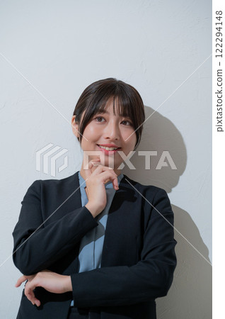 日本女性在白色背景下思考 日本女性在白色背景下思考 122294148