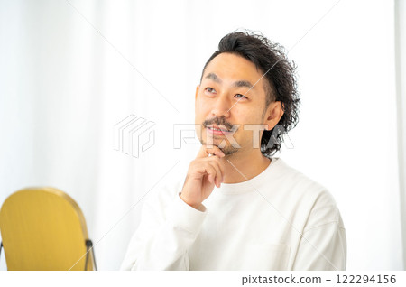 日本男人照鏡子檢查自己的皮膚 122294156