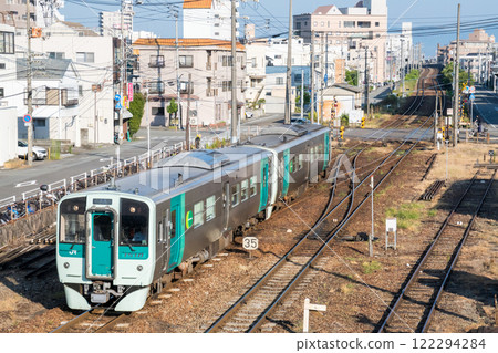 [Tokushima Station] A Tokushima Line local train entering Tokushima Station 122294284