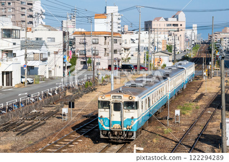 [Tokushima Station] A local train on the Takatoku Line entering Tokushima Station 122294289