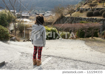 一個女孩很遠看 一個女孩很遠看 122294333