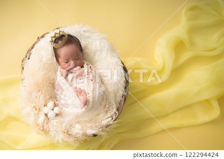 新生兒照片_新生嬰兒裹在襁褓中，微笑著安詳地睡著 122294424