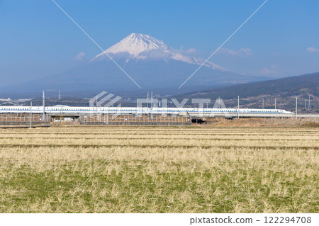 [靜岡] 富士山附近運行的新幹線 122294708