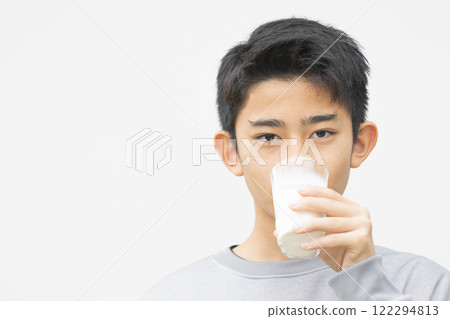 喝牛奶的圖片 122294813