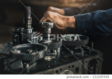 Car spare parts.The cylinder head of an internal combustion engine. Close-up of the mechanic's hands. Product control. Installation of condensers. Preparation for installation. Repair and maintenance. 122295595