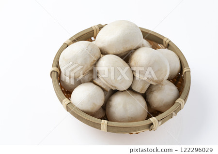 將白蘑菇放入深漏杓中 122296029