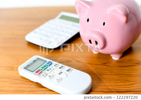 空調遙控器、計算機和豬存錢罐 空調遙控器、計算機和豬存錢罐 122297220