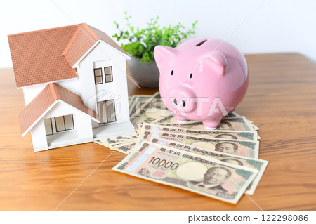 Image of a piggy bank, a model house, and cash 122298086
