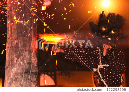 紅色惡魔手持火把猛烈撞擊柱子 122298396