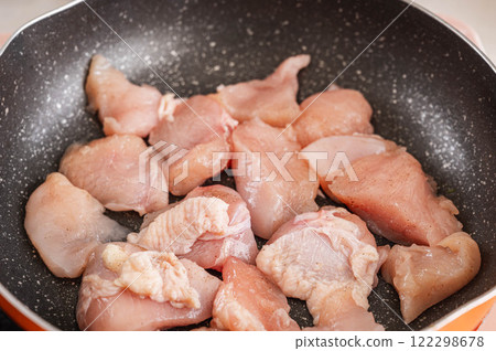 在煎鍋中炒一口大小的雞胸肉。 122298678