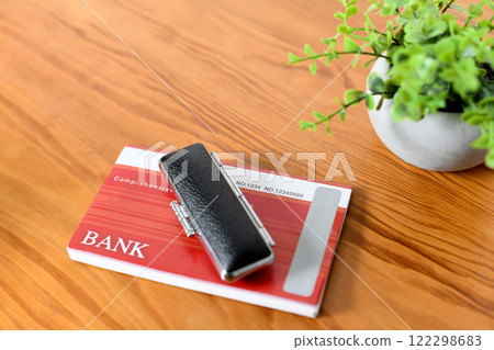 放在桌上的銀行存摺和印章的圖像 122298683