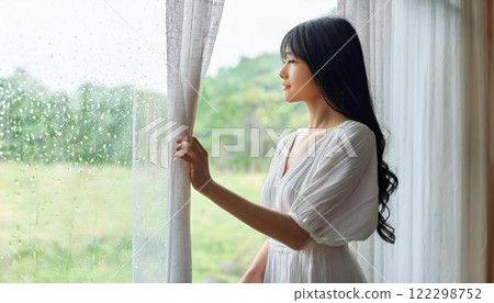 女人打開窗簾 122298752