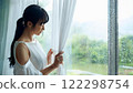 女人打開窗簾 122298754