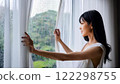 女人打開窗簾 122298755