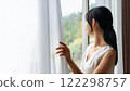 女人打開窗簾 122298757