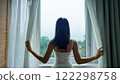 女人打開窗簾 122298758